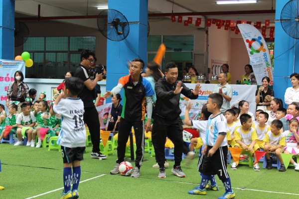 Vui như xem trẻ mầm non thi đấu thể thao