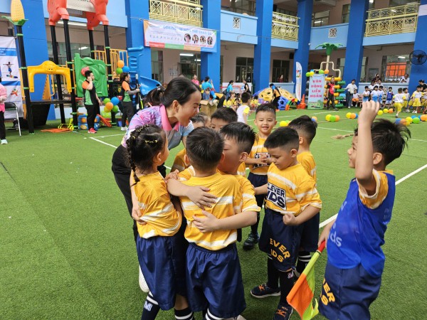 Vui như xem trẻ mầm non thi đấu thể thao