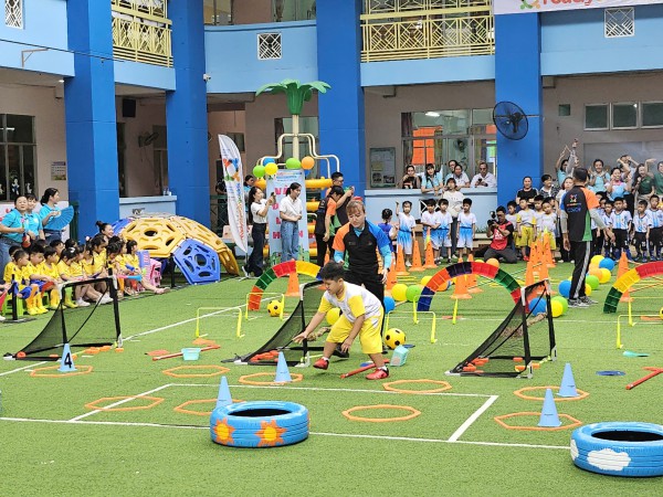 Vui như xem trẻ mầm non thi đấu thể thao