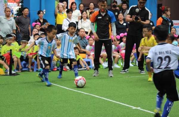 Vui như xem trẻ mầm non thi đấu thể thao