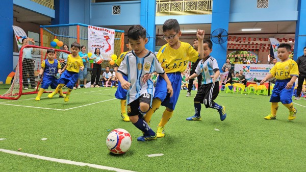 Vui như xem trẻ mầm non thi đấu thể thao