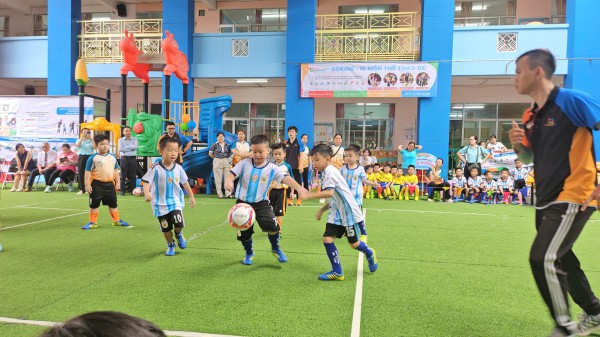 Vui như xem trẻ mầm non thi đấu thể thao