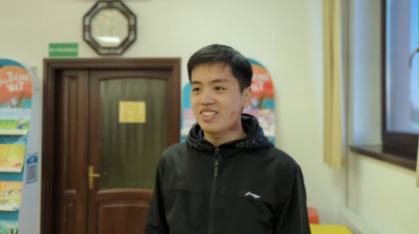 Xa quê hương, du học sinh Việt gọi điện về nhà cùng đón giao thừa online