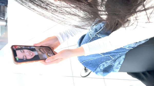 Xa quê hương, du học sinh Việt gọi điện về nhà cùng đón giao thừa online