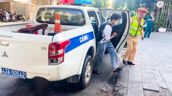 Xe máy điện bị hỏng, thí sinh được CSGT kịp chở đến điểm thi