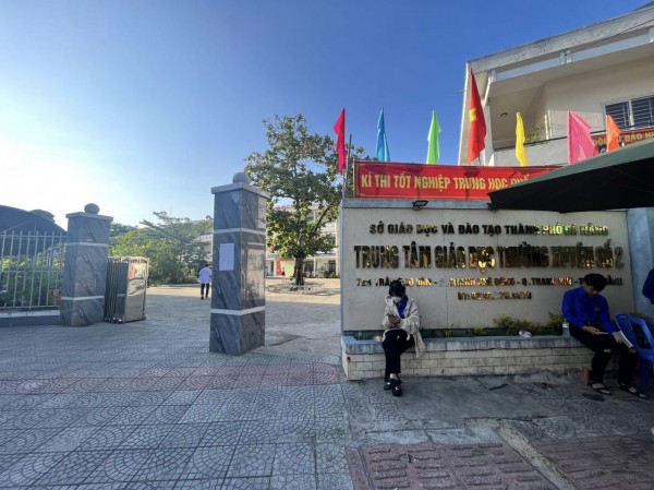 Xe máy điện bị hỏng, thí sinh được CSGT kịp chở đến điểm thi