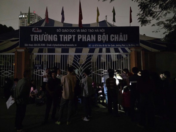 Xem xét xử phạt trường THPT để phụ huynh xếp hàng xuyên đêm ghi danh lớp 10 Xem xét xử phạt trường THPT để phụ huynh xếp hàng xuyên đêm ghi danh lớp 10