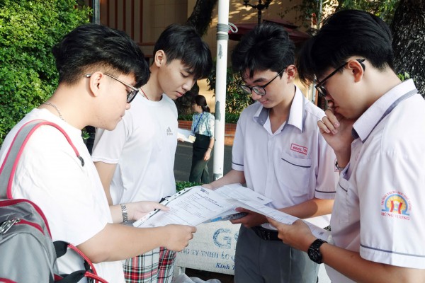 Xét tuyển ĐH 2025: Cân nhắc dùng chứng chỉ hay tham gia thi môn ngoại ngữ