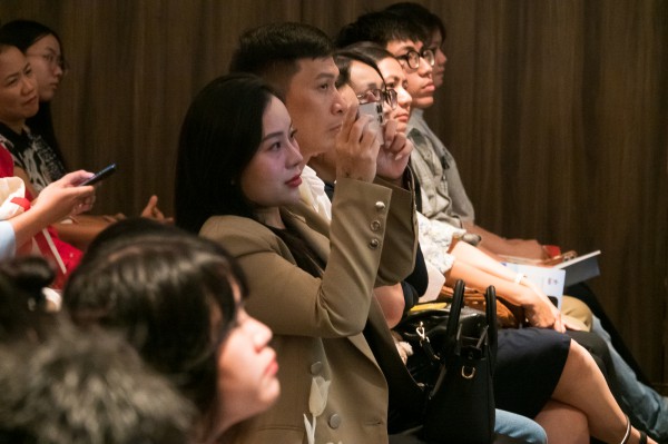 Xin visa du học Mỹ, viên chức lãnh sự dặn gì khi điền mạng xã hội?