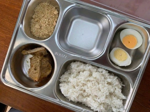 Xôn xao suất ăn bán trú 25.000 đồng với 3 miếng chả, 1 quả trứng, muối mè Xôn xao suất ăn bán trú 25.000 đồng với 3 miếng chả, 1 quả trứng, muối mè