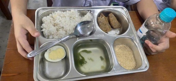 Xôn xao suất ăn bán trú 25.000 đồng với 3 miếng chả, 1 quả trứng, muối mè Xôn xao suất ăn bán trú 25.000 đồng với 3 miếng chả, 1 quả trứng, muối mè