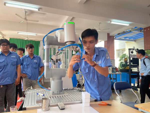 Xu hướng nghề nghiệp TP.HCM trong 5 năm tới: Ngành nào lên ngôi, nghề nào tụt hậu?