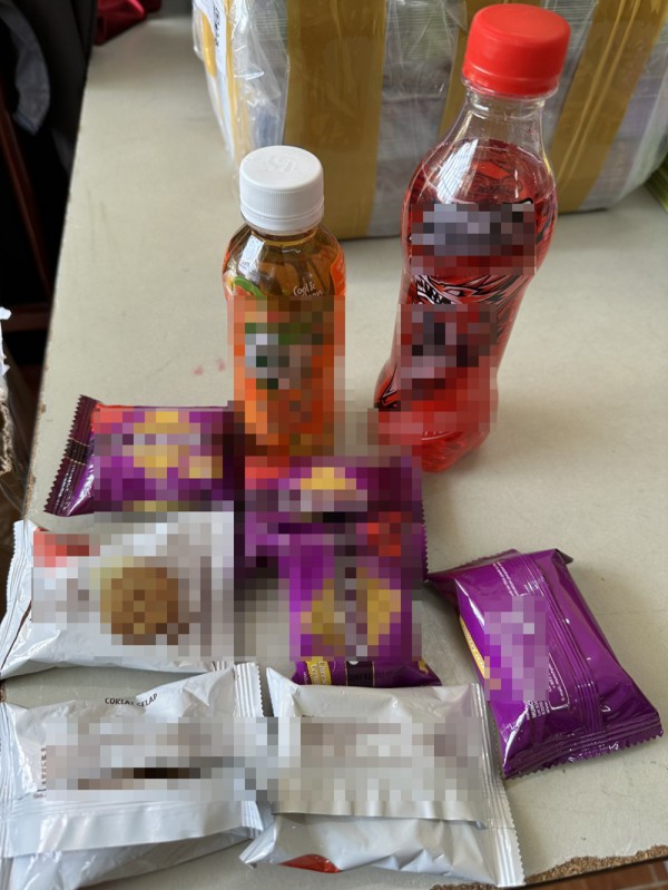 Xử phạt 50 triệu đồng một công ty trong vụ phát bánh kẹo trước cổng trường