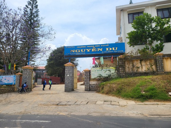 Xử phạt 50 triệu đồng một công ty trong vụ phát bánh kẹo trước cổng trường