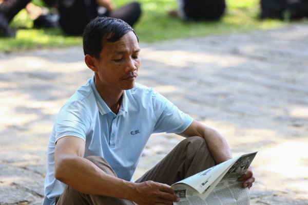 Xúc động hình ảnh những ông bố vùng cao đưa con đi thi: 