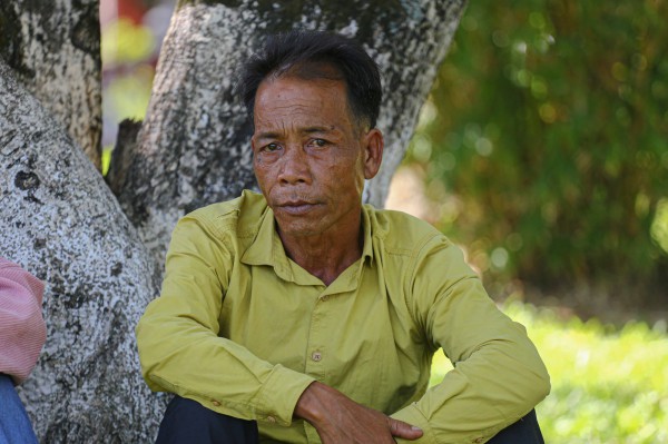 Xúc động hình ảnh những ông bố vùng cao đưa con đi thi: 