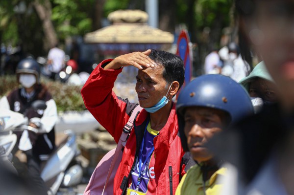 Xúc động hình ảnh những ông bố vùng cao đưa con đi thi: 