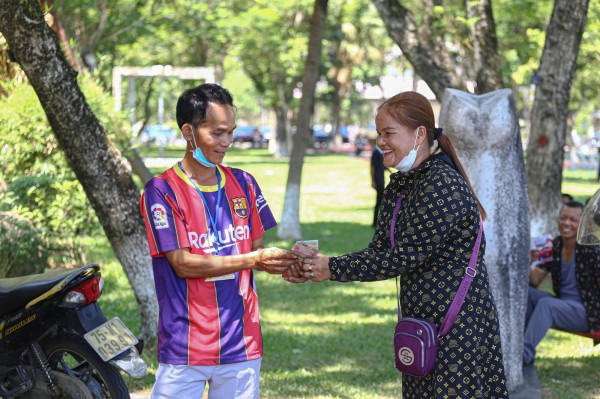 Xúc động hình ảnh những ông bố vùng cao đưa con đi thi: 