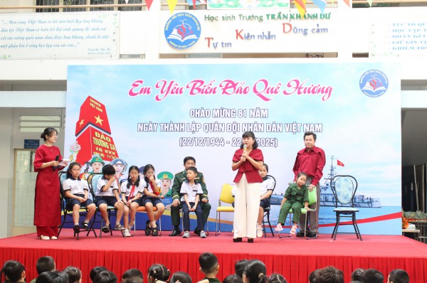 Xúc động nghe chuyện chiến sĩ Trường Sa ở sân trường