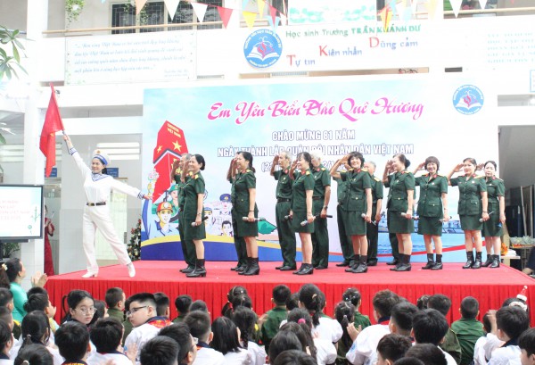 Xúc động nghe chuyện chiến sĩ Trường Sa ở sân trường