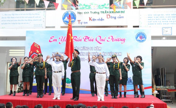 Xúc động nghe chuyện chiến sĩ Trường Sa ở sân trường