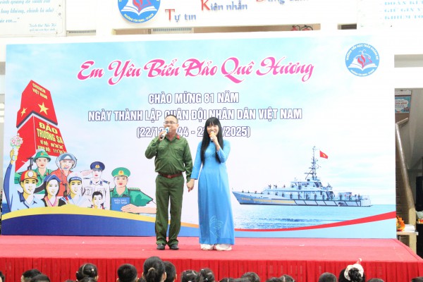 Xúc động nghe chuyện chiến sĩ Trường Sa ở sân trường