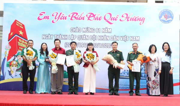 Xúc động nghe chuyện chiến sĩ Trường Sa ở sân trường