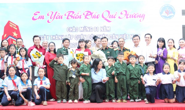 Xúc động nghe chuyện chiến sĩ Trường Sa ở sân trường