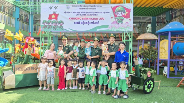 Xúc động nghe chuyện chiến sĩ Trường Sa ở sân trường