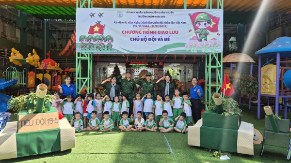 Xúc động nghe chuyện chiến sĩ Trường Sa ở sân trường