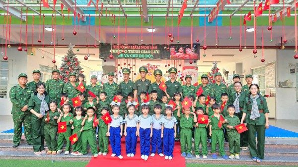 Xúc động nghe chuyện chiến sĩ Trường Sa ở sân trường