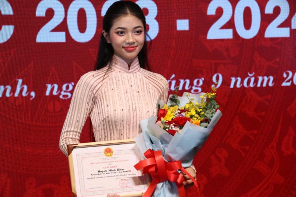 Á hậu Hoa hậu Thế giới Việt Nam 2023 Minh Kiên được trường đại học khen thưởng