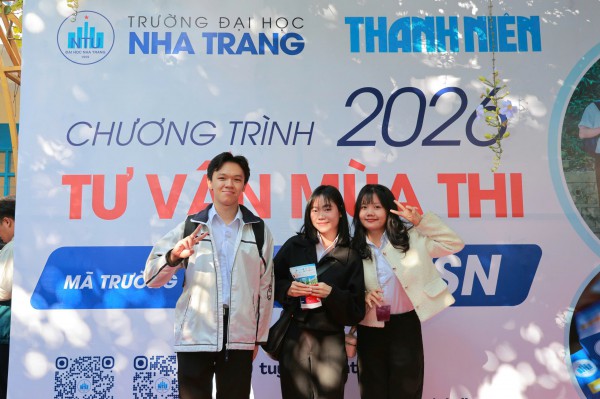 Á quân Đường lên đỉnh Olympia đến nghe Tư vấn mùa thi, 'fan' vây quanh