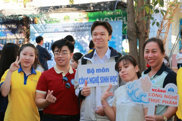 Á quân Đường lên đỉnh Olympia đến nghe Tư vấn mùa thi, 'fan' vây quanh