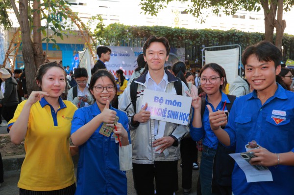 Á quân Đường lên đỉnh Olympia đến nghe Tư vấn mùa thi, 'fan' vây quanh