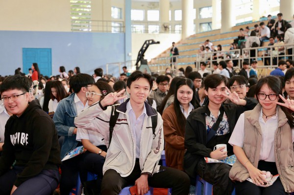 Á quân Đường lên đỉnh Olympia đến nghe Tư vấn mùa thi, 'fan' vây quanh