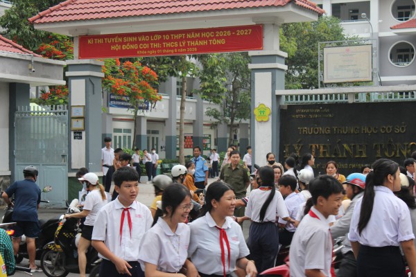 Ăn đậu đỏ, mang dầu gió vào phòng thi văn lớp 10 TP.HCM
