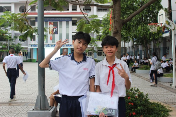 Ăn đậu đỏ, mang dầu gió vào phòng thi văn lớp 10 TP.HCM