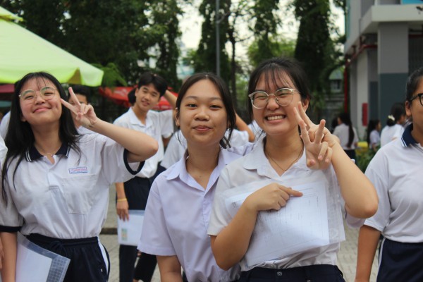 Ăn đậu đỏ, mang dầu gió vào phòng thi văn lớp 10 TP.HCM