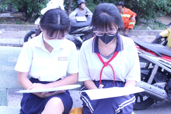 Ăn đậu đỏ, mang dầu gió vào phòng thi văn lớp 10 TP.HCM