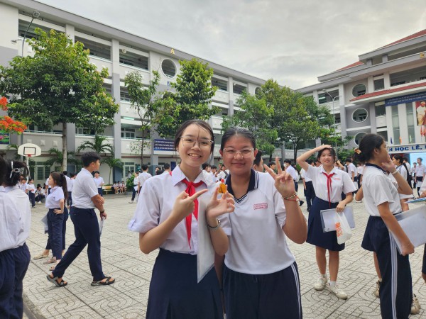 Ăn đậu đỏ, mang dầu gió vào phòng thi văn lớp 10 TP.HCM