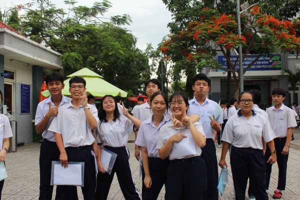 Ăn đậu đỏ, mang dầu gió vào phòng thi văn lớp 10 TP.HCM