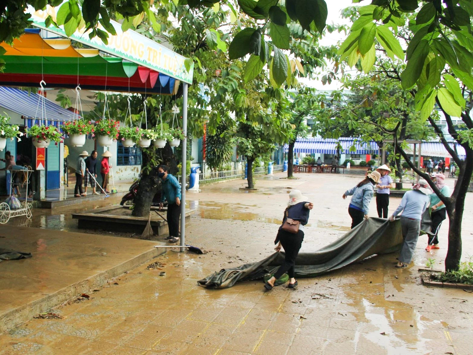 Đà Nẵng: Bộ đội đặc công dọn bùn non để học sinh sớm quay lại trường học