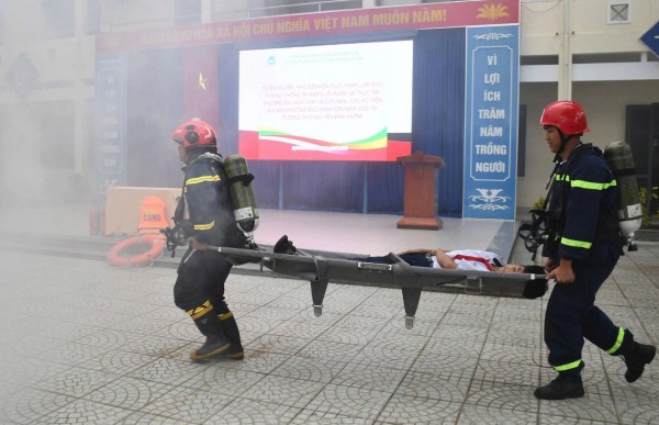 Đà Nẵng: Cảnh sát dạy học sinh kỹ năng sinh tồn cần thiết trước kỳ nghỉ hè