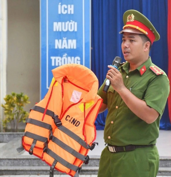 Đà Nẵng: Cảnh sát dạy học sinh kỹ năng sinh tồn cần thiết trước kỳ nghỉ hè