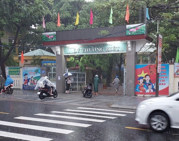 Đà Nẵng: Học sinh đến trường thì nhận thông báo nghỉ học do mưa lớn Đà Nẵng: Học sinh đến trường thì nhận thông báo nghỉ học do mưa lớn