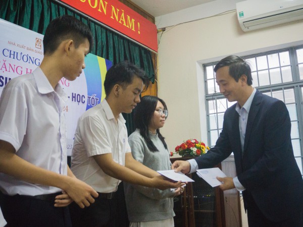 Đà Nẵng: Học sinh nghèo xúc động nhận học bổng, hứa sẽ học thật tốt