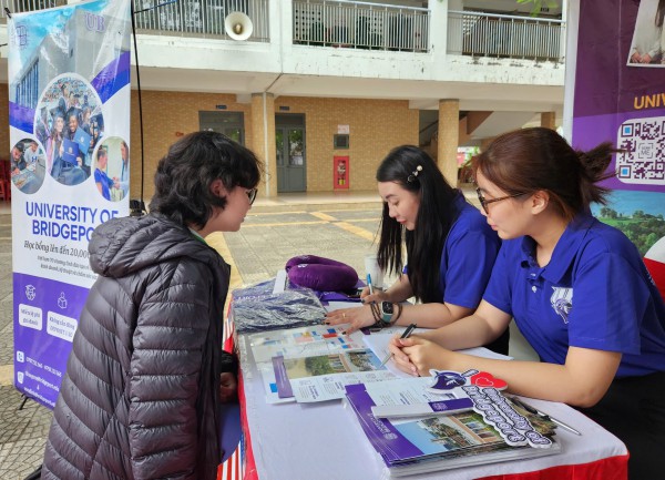 Đà Nẵng: Học sinh thích thú khám phá gian hàng tư vấn mùa thi năm 2025