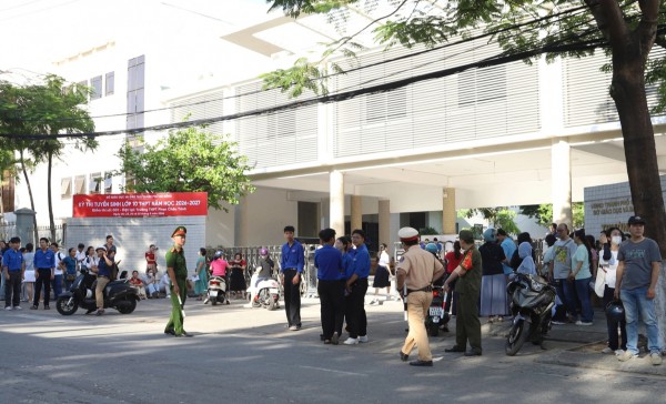 Đà Nẵng: Hơn 42.000 thí sinh thi lớp 10, cha mẹ hồi hộp đứng chờ ngoài cổng Đà Nẵng: Hơn 42.000 thí sinh thi lớp 10, cha mẹ hồi hộp đứng chờ ngoài cổng