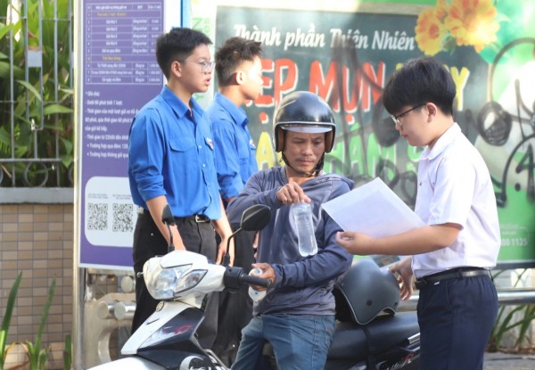 Đà Nẵng: Hơn 42.000 thí sinh thi lớp 10, cha mẹ hồi hộp đứng chờ ngoài cổng Đà Nẵng: Hơn 42.000 thí sinh thi lớp 10, cha mẹ hồi hộp đứng chờ ngoài cổng
